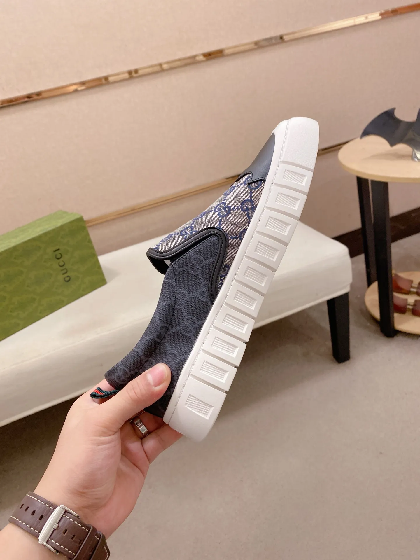 Factory price: 400💰 (GUCCI) The latest model from the official website 🎁🎁Casual and fashionable men's shoes👟, hot style💥The version is simple and elegant, exclusive for trendy men. Unique latest brand elements from the official website👑Original decoration, fashionable and generous, the fabric is original cowhide ✅Sheepskin lining, the official website specifies wear-resistant casual outsole, the classic model is taken in kind at the counter🎬38-44 (45 is not returned or exchanged when customized)